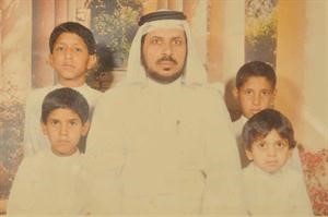 ناصر العجمي مع ابنائه حماد وفهد ومحمد وعبدالله في طفولتهم