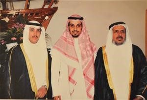 ناصر العجمي في حفل زفاف ابنه فهد ويتوسطهما نجله عبدالله