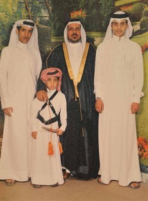 واثناء زفاف اخيه جلوي مع ابنيه فهد وعبدالله والطفل عبد الهادي