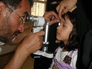 فحص طفلة خلال الحملة﻿