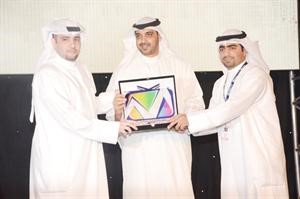 وزير الاعلام الشيخ محمد العبدالله يكرم بيتك﻿