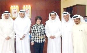 السفير عزام الصباح خلال استقباله وفد جمعية العلاقات العامة
