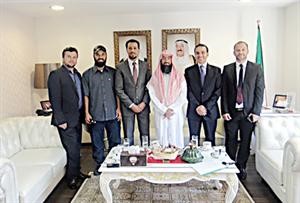 السفير نجيب البدرخلال لقائه الشيخ نبيل العوضي والوفد المشارك في تصوير الفيلم