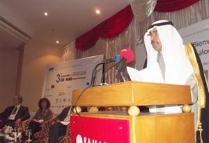 دعبدالعزيز البابطين متحدثا في اللقاء﻿