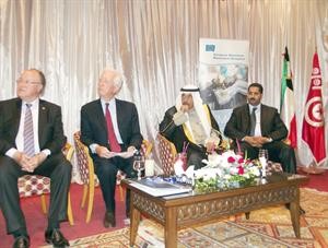 البابطين مع عدد من الحضور في المؤتمر﻿