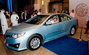 الجائزة الكبرى للاحتفال سيارة كامري 2012 من نصيب احد موظفي البنك﻿