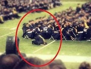 الطالب المسلم ساجدا لله اثناء الحفل