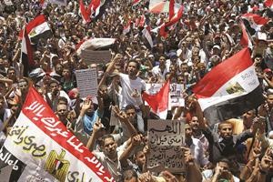 عشرات الالاف يتظاهرون في جمعة الاصرار بميدان التحرير امس افپ
