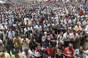 عشرات الالاف يؤدون صلاة الجمعة في مليونية الاصرار بميدان التحرير امس اپ