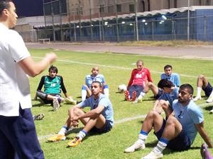 لاعبو ازرق 22 يستمعون لتوجيهات جاسم الهويدي﻿
