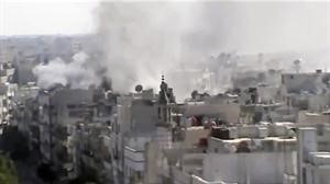 صورة بثها ناشطون لما قالوا انها اعمدة دخان تتصاعد اثر القصف العنيف على الخالدية بحمص اپ
