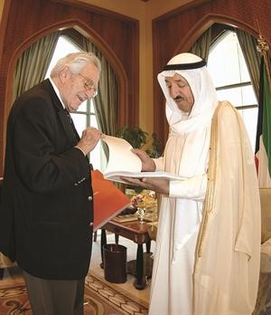 صاحب السمو الامير الشيخ صباح الاحمد مستقبلا الفقيد غسان تويني