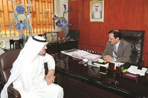 دمبارك العجمي متحدثا للزميل عبدالكريم العبدالله﻿