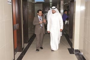 دمبارك العجمي والزميل عبدالكريم العبدالله في جولة بالمستشفى﻿