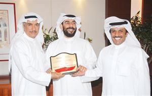 علي الزبيد متوسطا جعفر جاسم الرشيد وبادي بجاد الدوسري
