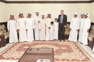 السفير ماثيو تولر مع عبدالله تركي المطيري والحضور في الديوانية		سعود سالم﻿