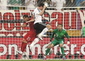 مهاجم المنتخب الالماني ماريو غوميز يسدد براسه هدف المباراة الوحيد رويترز