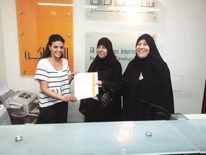 تسليم الجائزة للفائزين بجائزة المساكن الدولية
