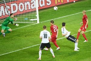 راسية ماريو غوميز في طريقها لهز شباك البرتغال افپ
