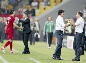 مدرب المانيا يواكيم لوف يهنئ مساعده فليك بالفوز ومدرب البرتغال بينتو يواسي رونالدو رويترز
