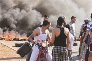 شبان في منطقة وادي خالد يقطعون الطريق احتجاجا على اختطاف اهالي بلدة المسعودية لاحد ابنائهم	محمود الطويل﻿