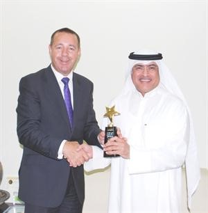 هندرسون يكرم عاهد العيسى﻿