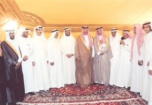 صاحب السمو الملكي الامير سلطان بن سلمان ال سعود يتوسط عائلة الفليج﻿
