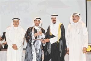 تكريم احد الخريجين
