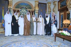 صاحب السمو الامير الشيخ صباح الاحمد ووزير الصحة دعلي العبيدي مع الاطباء الكويتيين
