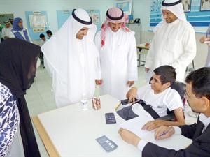 دنايف الحجرف يطمئن على احد طلاب الثانوية في مدرسة الرجاء	اسامة ابوعطية﻿