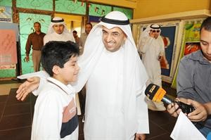 ولقطة ابوية مع احد الممتحنين﻿