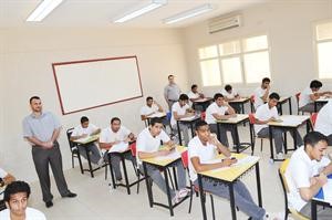 طلاب الثانوية خلال اداء الامتحان امس﻿