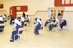  والطالبات منهمكات في اجابة اسئلة الاختبار﻿