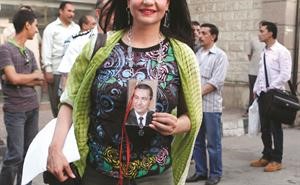 مؤيدة للرئيس السابق مبارك ترفع صورته امام سجن طرة مع مجموعة من انصاره مطالبين بخروجه للعلاج خارج السجن رويترز