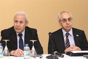 رئيس المجلس الوطني الجديد عبدالباسط سيدا وسلفه برهان غليون في مؤتمر صحافي امس افپ