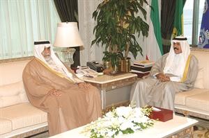 سمو ولي العهد الشيخ نواف الاحمد خلال لقائه الشيخ احمد الخالد
