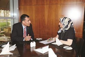 عمر ريفي متحدثا للزميلة زينب ابوسيدو