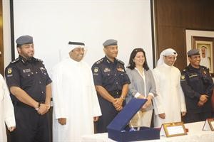 درنا الفارس مع العقيد عبدالوهاب الياقوت والحضور في اللقاء	قاسم باشا﻿