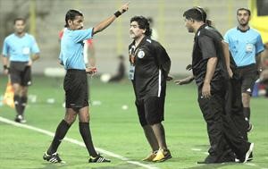 مدرب الوصل مارادونا كالعادة احتجاج على الحكم
