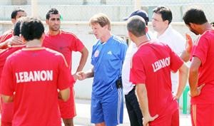 مدرب لبنان الالماني ثيو بوكير يوجه اللاعبين﻿