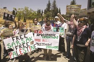 فلسطينيون ونشطاء يحتجون في لندن دعما للاسرى المضربين في سجون الاحتلال افپ