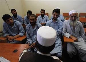 السلطات الأفغانية تسعى بواسطة القرآن لاستتابة انتحاريين فشلوا في تنفيذ هجمات
