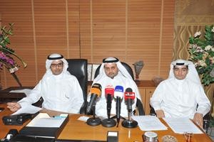 مفنيس العجمي ومشعل المطيري وعيد الشمري خلال اللقاء متين غوزال