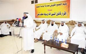 د وليد الطبطبائي متحدثا في الندوة ويبدو محمد هايف وبدر الداهوم﻿