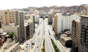 القبض على يمني بمكة بصحبته فتاة على «نارية»