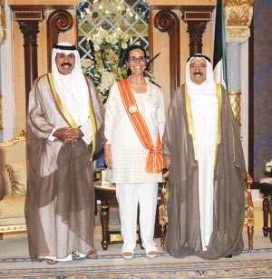 صاحب السمو الامير الشيخ صباح الاحمد لدى منحه الشيخة امثال الاحمد وسام الكويت ذو الوشاح من الدرجة الاولى بحضور سمو ولي العهد الشيخ نواف الاحمد