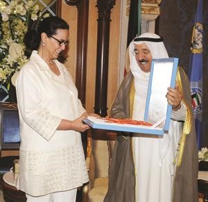 صاحب السمو الامير الشيخ صباح الاحمد لدى منحه الشيخة امثال الاحمد وسام الكويت ذو الوشاح من الدرجة الاولى﻿