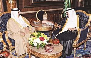 خادم الحرمين الشريفين الملك عبدالله بن عبدالعزيز مستقبلا العاهل البحريني الملك حمد بن عيسى ال خليفة واس
