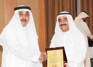 الرئيس الحالي علي حيات يكرم الرئيس السابق اسحاق حيدر﻿