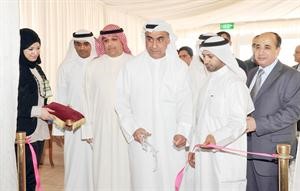 جاسم يعقوب مفتتحا المعرض والى جواره مهاني القريني